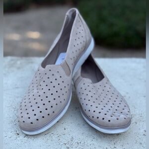 NWT Munro "Ridley" perforated sneaker/loafer - size 8